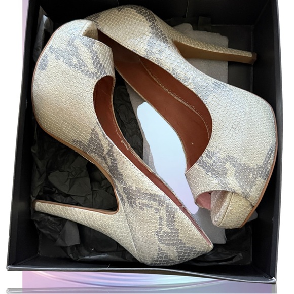 VINCE CAMUTO Elegant Cream Peep-Toe Stilettos • Size 8 • Women - Picture 12 of 14